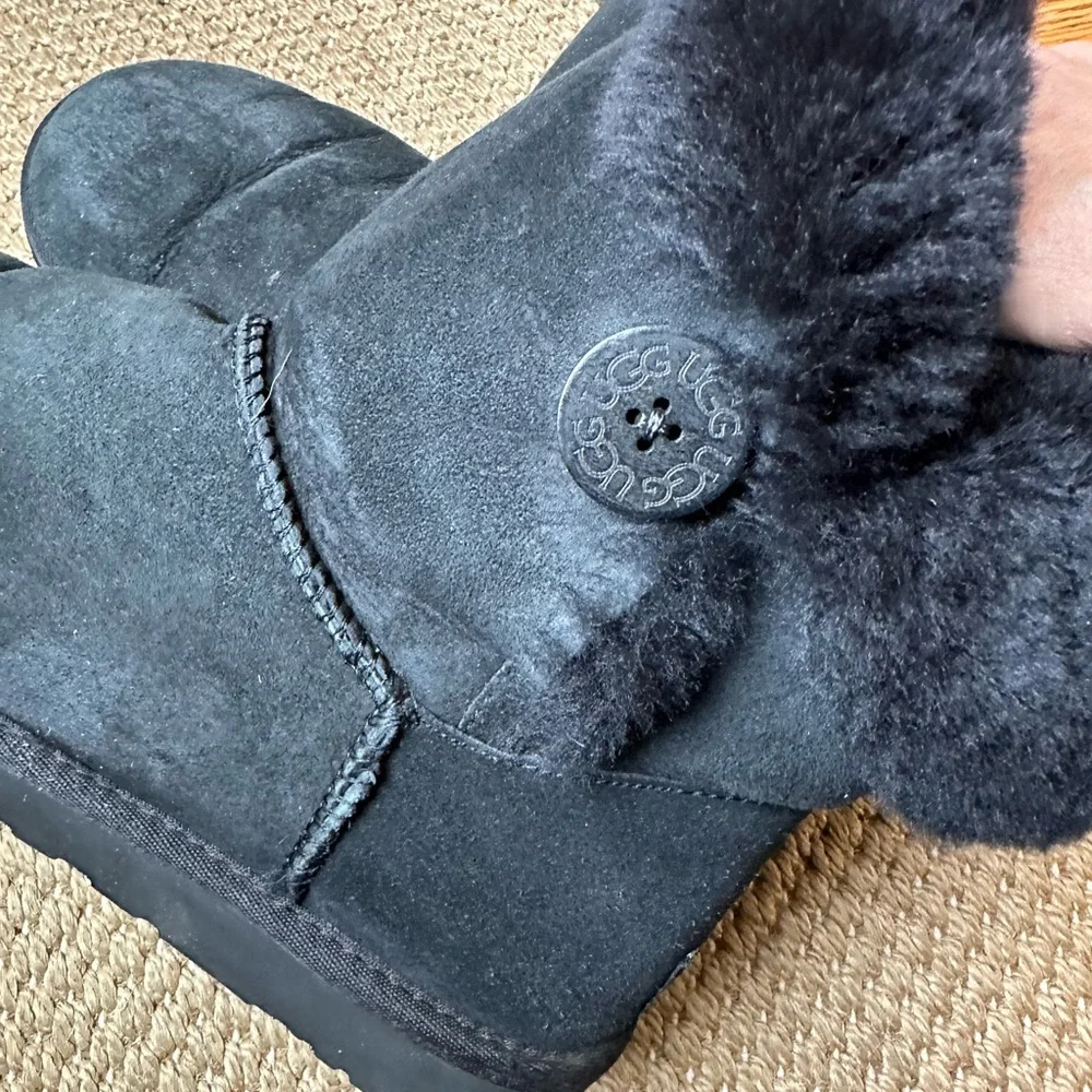 UGG black Bailey Button pull on boot.  size 10.  Boxed - Picture 3 of 14